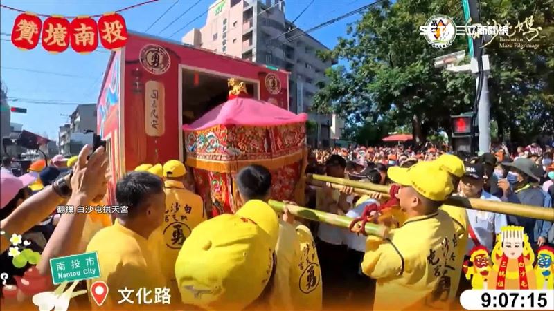 白沙屯媽祖上貨車