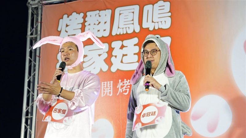 實現「藍綠合」卓冠廷、呂家愷穿兔子現身