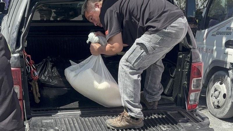 志工稱，員警雖已確認車上貨物為「白飯」仍拒絕放行，今晚上萬個便當恐面臨中斷。（圖／翻攝自志工陳美美Meimei Chen臉書）