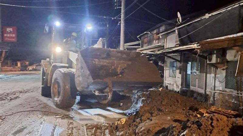 工兵群721F裝土機夜間協助道路清淤。（圖／國防部提供）