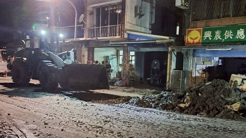 工兵群721F裝土機夜間協助道路清淤。（圖／國防部提供）
