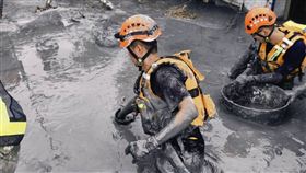 新北特搜在佛祖街內進行徒手挖掘。（圖／翻攝畫面）