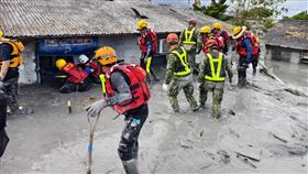 新北特搜在佛祖街內進行徒手挖掘。（圖／翻攝畫面）