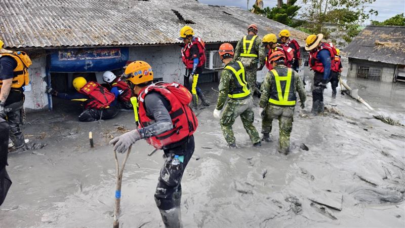 搜救人員在佛祖街內進行徒手挖掘。（示意圖／翻攝畫面）