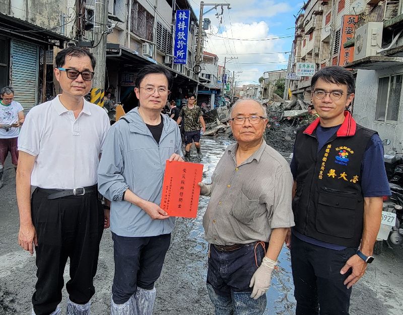 馬太鞍溪堰塞湖溢流，造成花蓮光復鄉民宅嚴重受損及死傷，中華民國醫師公會全國聯合會理事長陳相國（左2）赴當地了解醫療院所災情，慰問受災院所。（醫師公會全聯會提供）