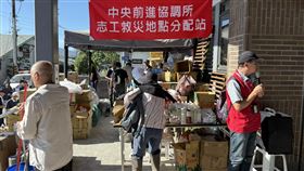 劉哲瑋痛批花蓮縣府到底在哪裡。圖為中央政府在光復車站門口成立的協調所。（圖／翻攝自
Lâu Thiat Uí臉書）