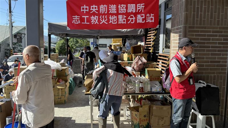 中央在光復車站門口成立的協調所。（圖／翻攝自 L&acirc;u Thiat U&iacute;臉書）