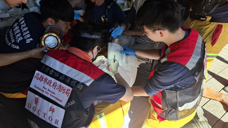 隨隊的醫護人員為災民進行傷口清創，避免感染擴大為蜂窩性組織炎。（圖／翻攝畫面）