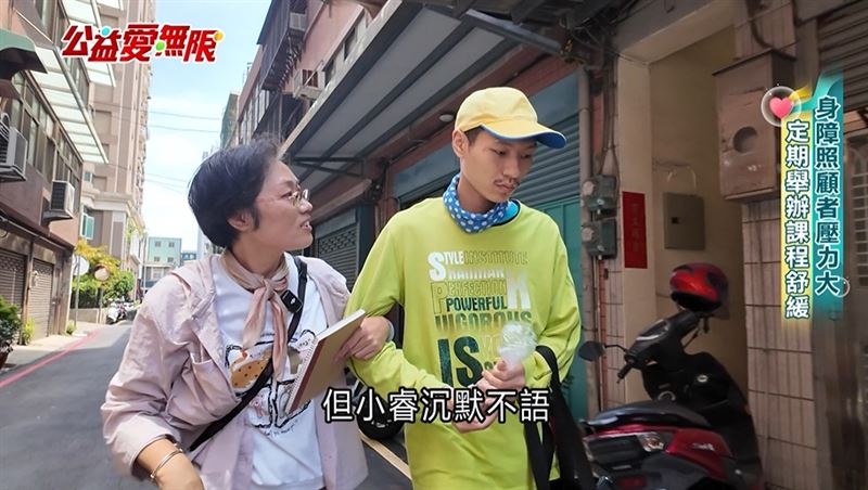 小睿母親不斷跟自己心肝寶貝聊天講話
