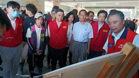 卓榮泰（左3）前往花蓮縣光復鄉聽取中央災害應變中心前進協調所報告最新救災情形。（圖／內政部提供）