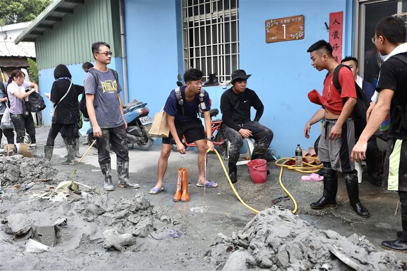 光復鄉街道滿是淤泥，有大批志工自帶鏟子前往當地投入救援。（圖／翻攝自卓榮泰臉書）
