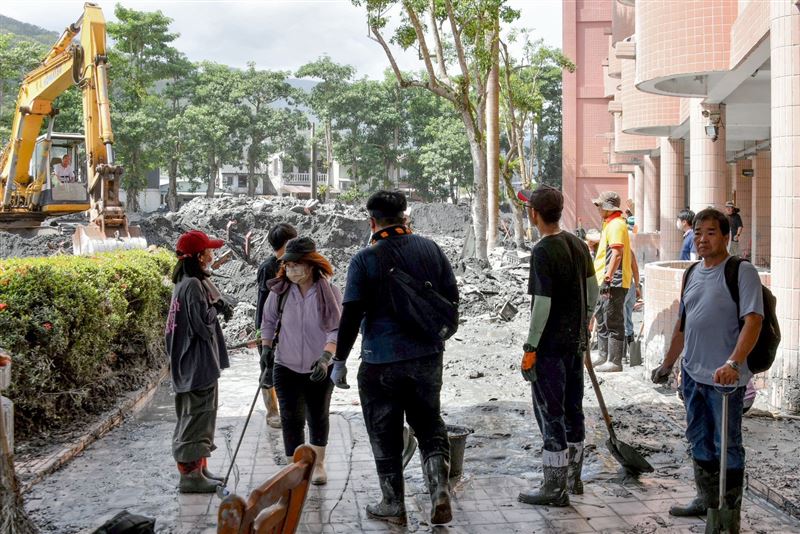 光復鄉街道滿是淤泥，有大批志工自帶鏟子前往當地投入救援。（圖／翻攝自卓榮泰臉書）