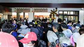 光復鄉街道滿是淤泥，有大批志工自帶鏟子前往當地投入救援。（圖／翻攝自卓榮泰臉書）