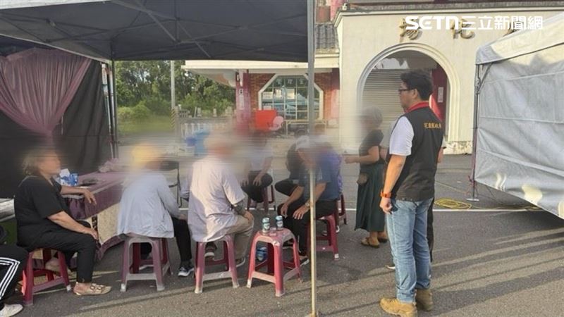 家屬為罹難者奔波處理後事的身影，令人不捨。（圖／翻攝畫面）