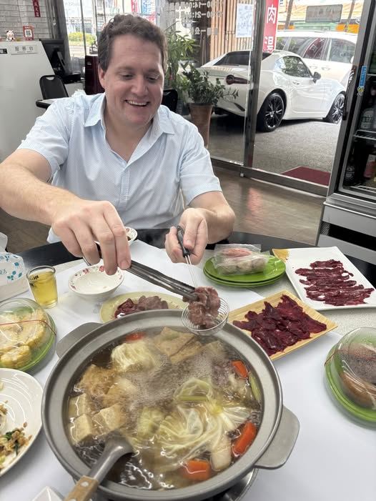 美國在台協會（AIT）高雄分處處長張子霖到台南都會吃溫體牛肉火鍋。（圖／翻攝自美國在台協會高雄分處 AIT Kaohsiung臉書）
