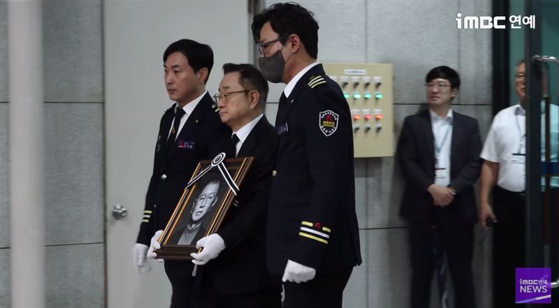 全裕成出殯當天下著大雨，場面相當哀戚。（圖／翻攝自iMBC연예）