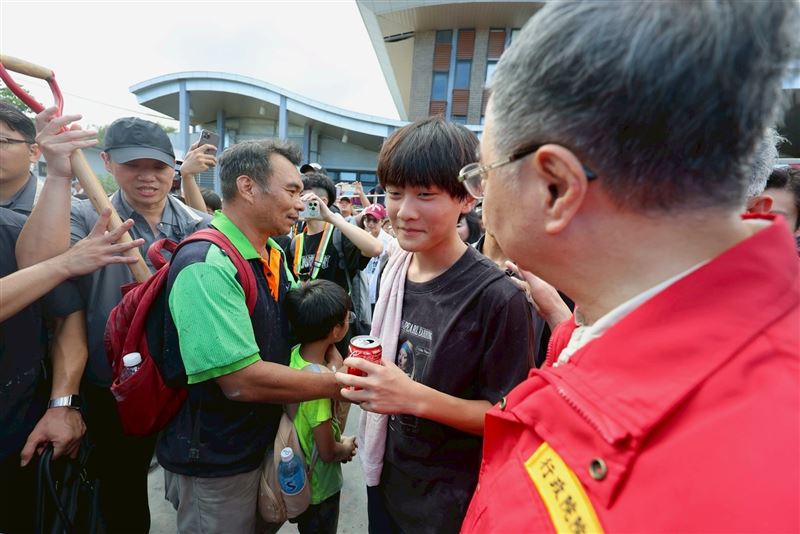 行政院長卓榮泰今（28）日赴花蓮光復鄉「關心志工調度情形」。（圖／行政院提供）