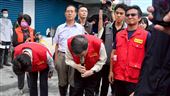 卓揆光復鄉勘災　當面感謝「鏟子超人」