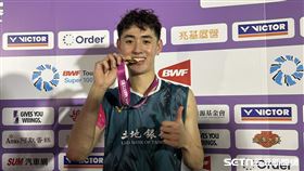 先失一局的情況下，最終以12：21、21：18、21：12逆轉奪勝，成功勇奪生涯首座超級賽冠軍，也為台灣寫下連3屆都拿下男單冠軍頭銜的紀錄。（圖／記者蔡厚瑄攝影）