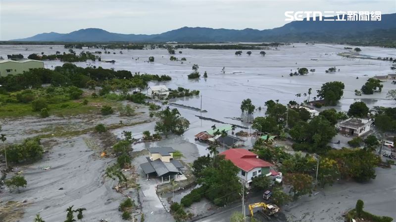 堰塞湖溢堤重創花蓮光復鄉，一共釀成18死，仍有6人失聯。（圖／翻攝畫面）