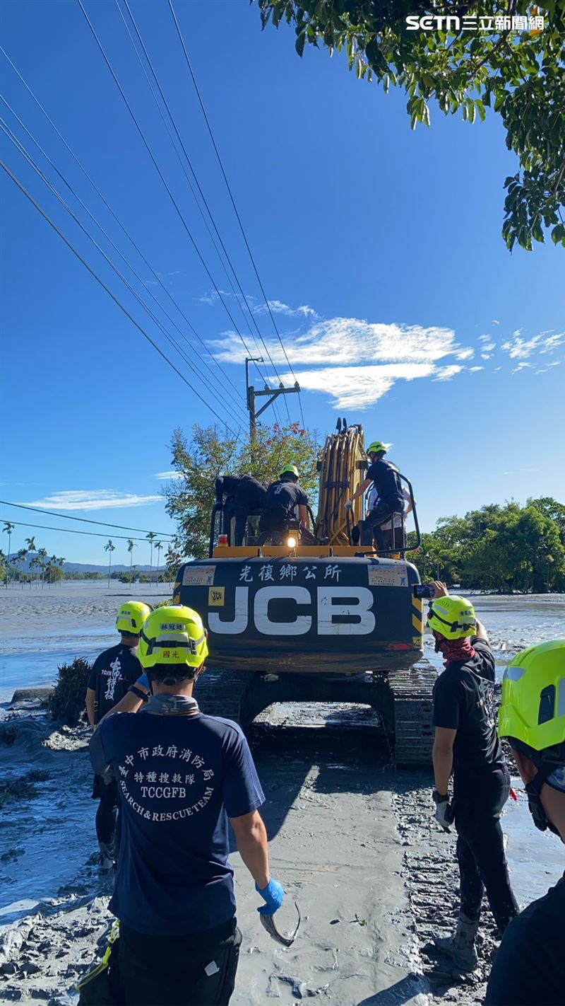 台中搜救隊於仁愛路窄巷深處，尋獲一名女性罹難者。（圖／翻攝畫面）