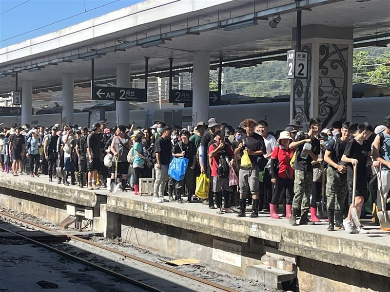 投入花蓮光復災區清掃，慈濟：已有1萬2千名「鏟子超人」參與。（圖／慈濟基金會提供）