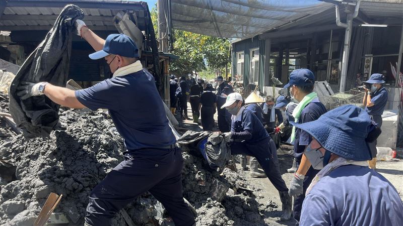 許多志工前進災區投入救災行動。（圖／慈濟基金會提供）