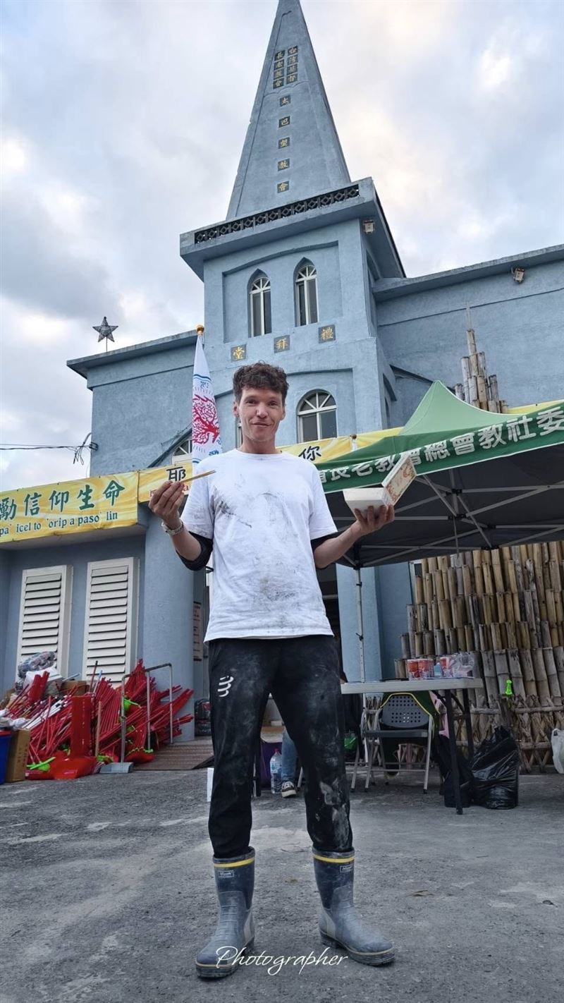 吉米雷說，台灣人的團結力量，比任何泥水都更厚實。（圖／翻攝自吉米雷臉書）