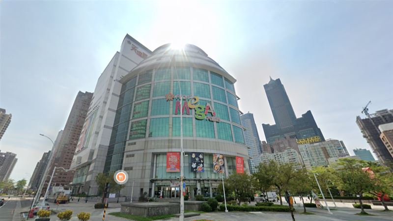 高雄大遠百27日發生電梯受困。（圖／翻攝GoogleMaps）