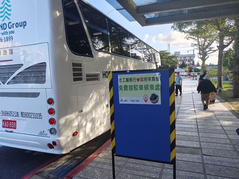 新城、花蓮、吉安、壽豐及玉里站，每日提供6輛大客車接駁志工往返住宿點與車站。（圖／公路局提供）