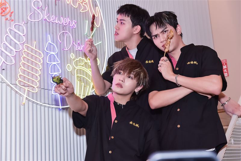 Saturnday小潘（前起）、水豐、峻瑋擔任焦糖楓一日店長。（圖／焦糖楓提供）