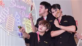 Saturnday小潘、水豐、峻瑋。焦糖楓一日店長。（圖／焦糖楓提供）