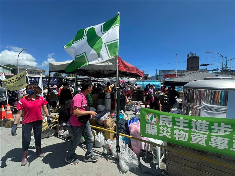 何博文透露，民主進步黨賑災物資專車已經抵達。（圖／翻攝自Thread @powen_ho）
