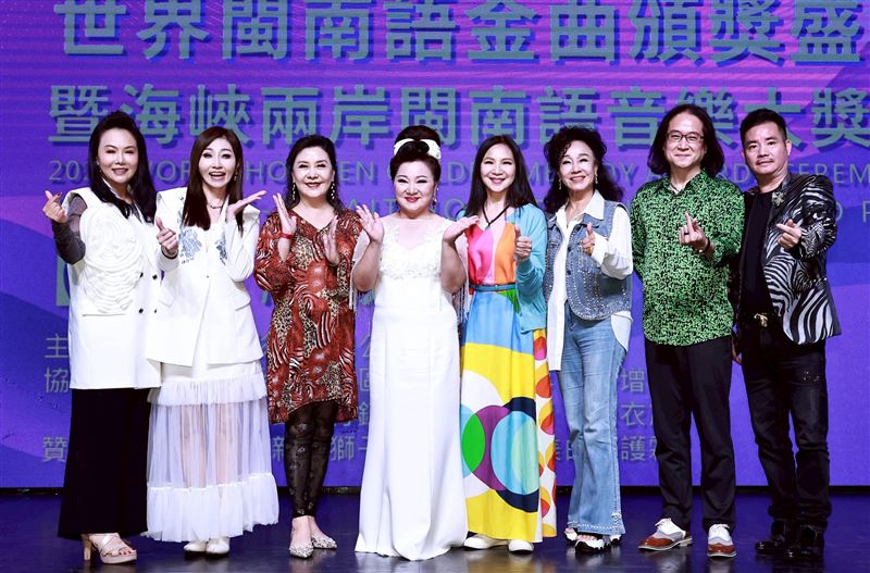 白冰冰(左4)與評審鄭詠心(左起)、楊惠絜、丁鈴、小百合、張國良、陳四皆合照。（圖／長興影視提供）