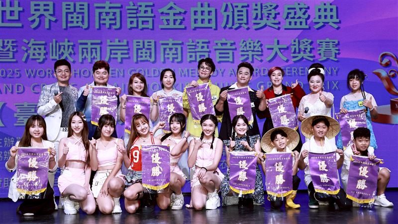 白冰冰與成人組、兒少組入圍者合照。Ｉ（圖／長興影視提供）