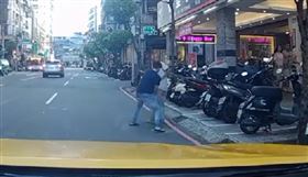 周女拿球棒痛K方翁。（圖／翻攝畫面）