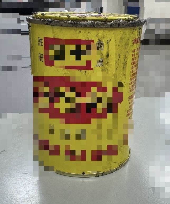 方翁吸食的強力膠。（圖／翻攝畫面）