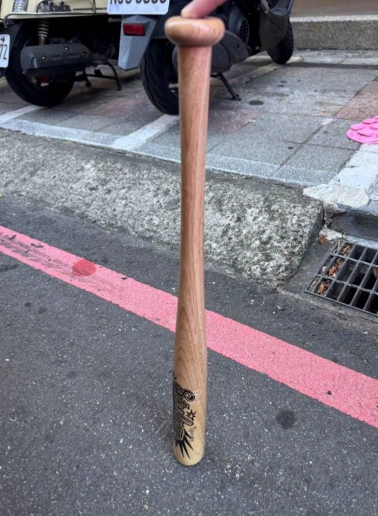 周女所拿的球棒。（圖／翻攝畫面）