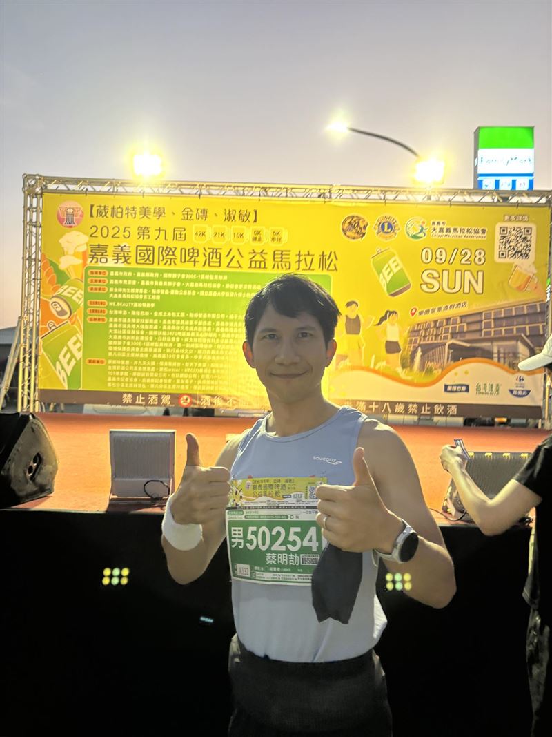 蔡明劼醫生維持規律運動，不但養成健身習慣，還參加馬拉松路跑。（圖／翻攝自蔡明劼醫師 健康。瘦身臉書）