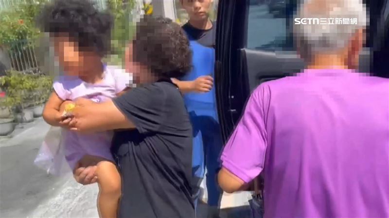 受困19小時的小女孩獲救後，一看到阿嬤忍不住放聲大哭