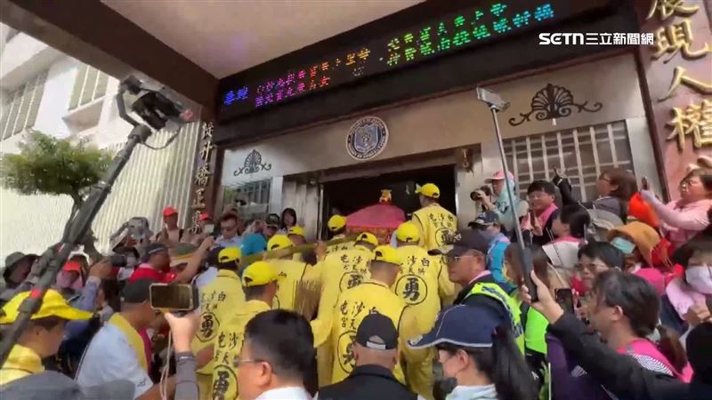 白沙屯媽祖進到看守所　400收容人拜懺悔