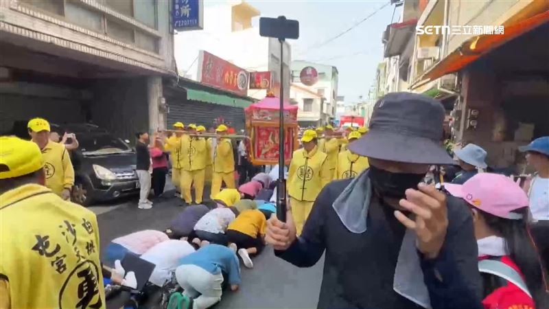 香一路跟著粉超跑祈福