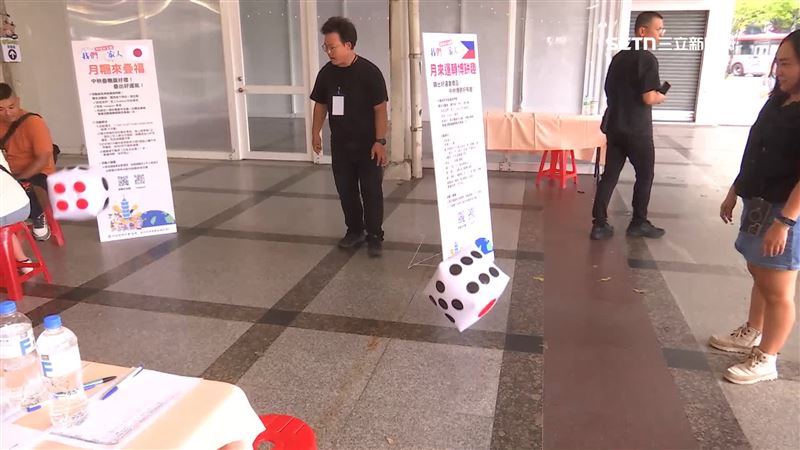 菲律賓華透過擲骰子遊戲享受全家團聚時光