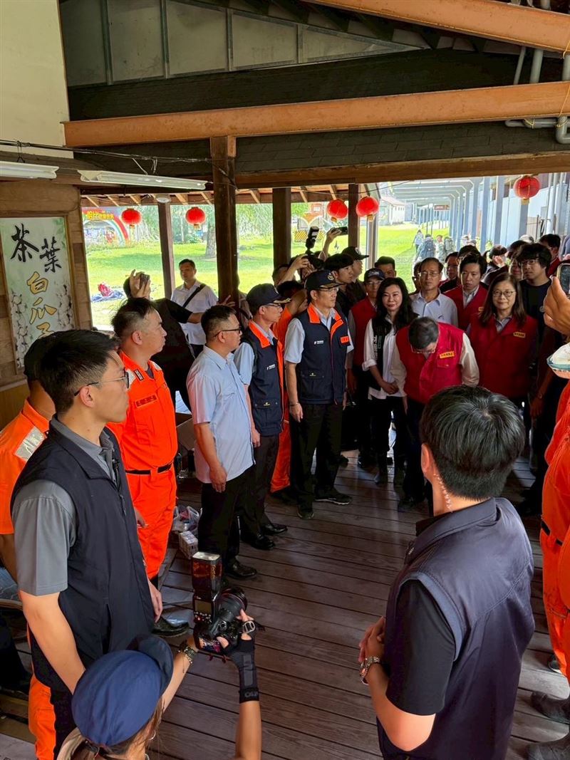 行政院長卓榮泰向投入搜救的海巡鞠躬，表達謝意。（圖／翻攝自管碧玲臉書）