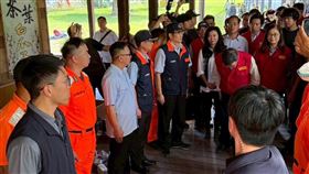 海巡自主投入花蓮光復搜救！卓榮泰鞠躬致謝。（圖／翻攝自管碧玲臉書）