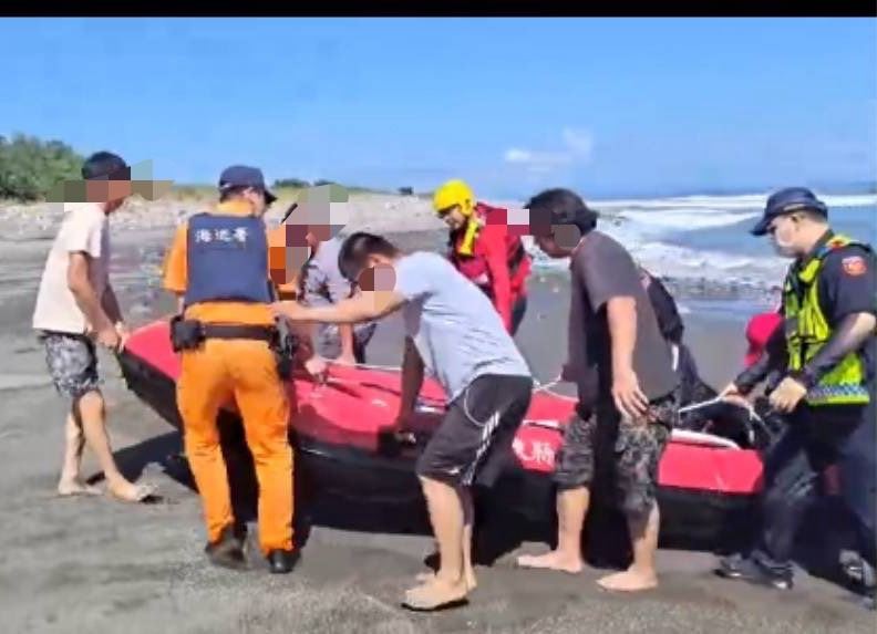 台東衝浪遇離岸流，2名衝浪客體力不支，海巡人員前往營救。（圖／取自海巡署官網）