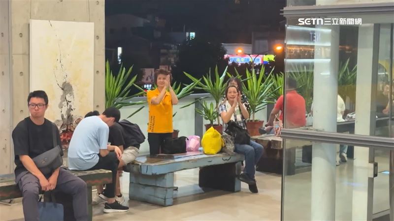 民眾鼓掌歡迎特搜隊員及特搜犬