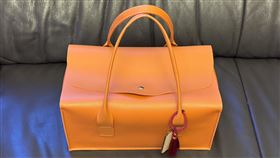 醫師陳志金睡醒驚見沙發上有「橘色包包」，以為是精品包，直呼「心跳漏了一拍」，打開才發現是蛋黃酥，鬆了一口氣。（圖／翻攝自陳志金臉書）