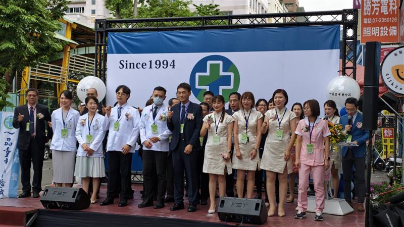 一品堂團隊進駐高雄六合分院，為地方鄉親提供中醫治療。（圖／翻攝畫面）