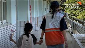 花蓮6歲女童獲救後不哭也不鬧，冷靜、懂事的模樣更加令人擔憂，在白紙上畫下了一個家，沒有接著畫門、畫窗，而是來回在屋頂著色，似乎是想讓這個房子變得更加堅固。（圖／翻攝自台灣世界展望會臉書）